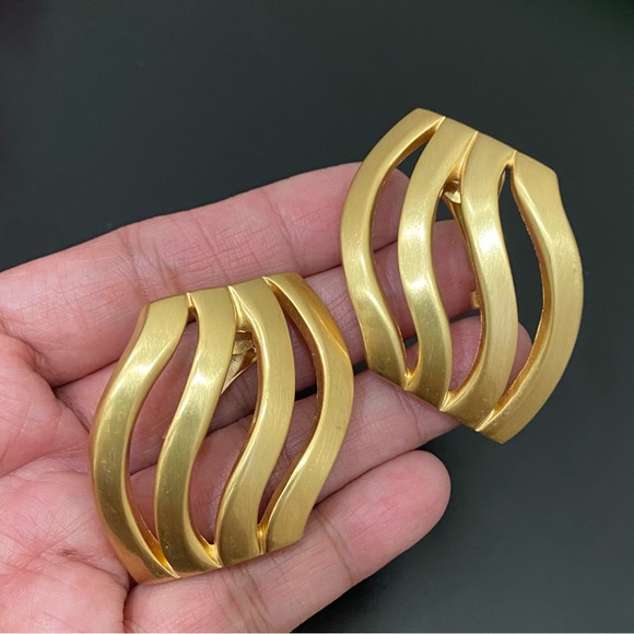 Unique Vintage 80’s Unsigned Gold-tone Sheet Runway Large Clip On Earrings 31g - Picture 3 of 14